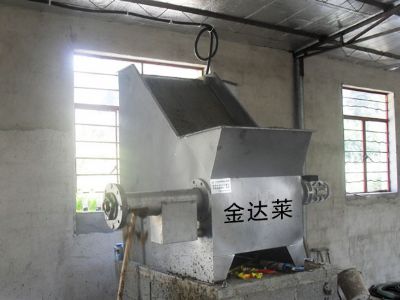 点击查看详细信息<br>标题：斜筛鸡粪现场 阅读次数：3670